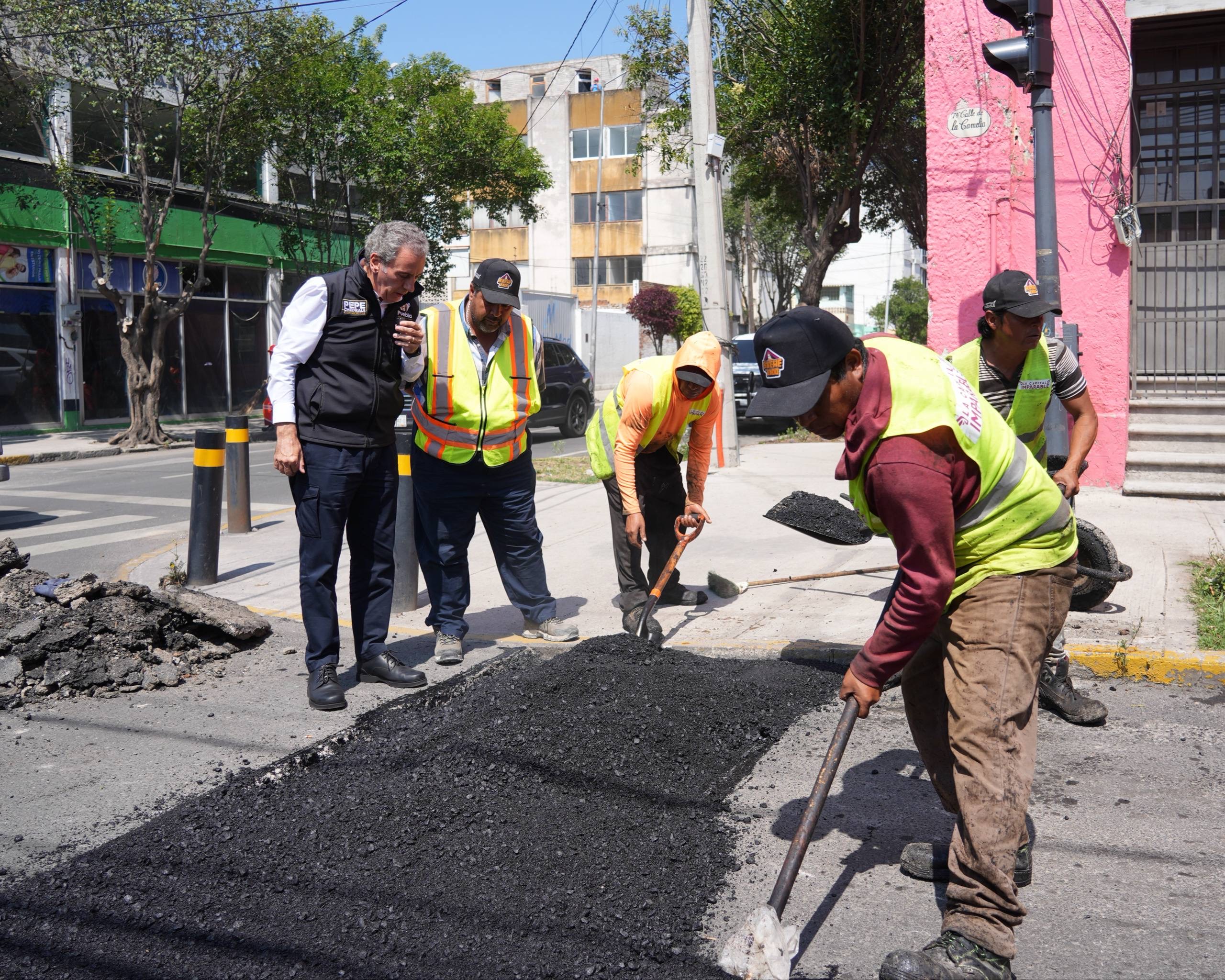 Imagen principal del artículo Supervisa Pepe Chedraui a cuadrillas de bacheo en la 17 Sur y 13 Poniente