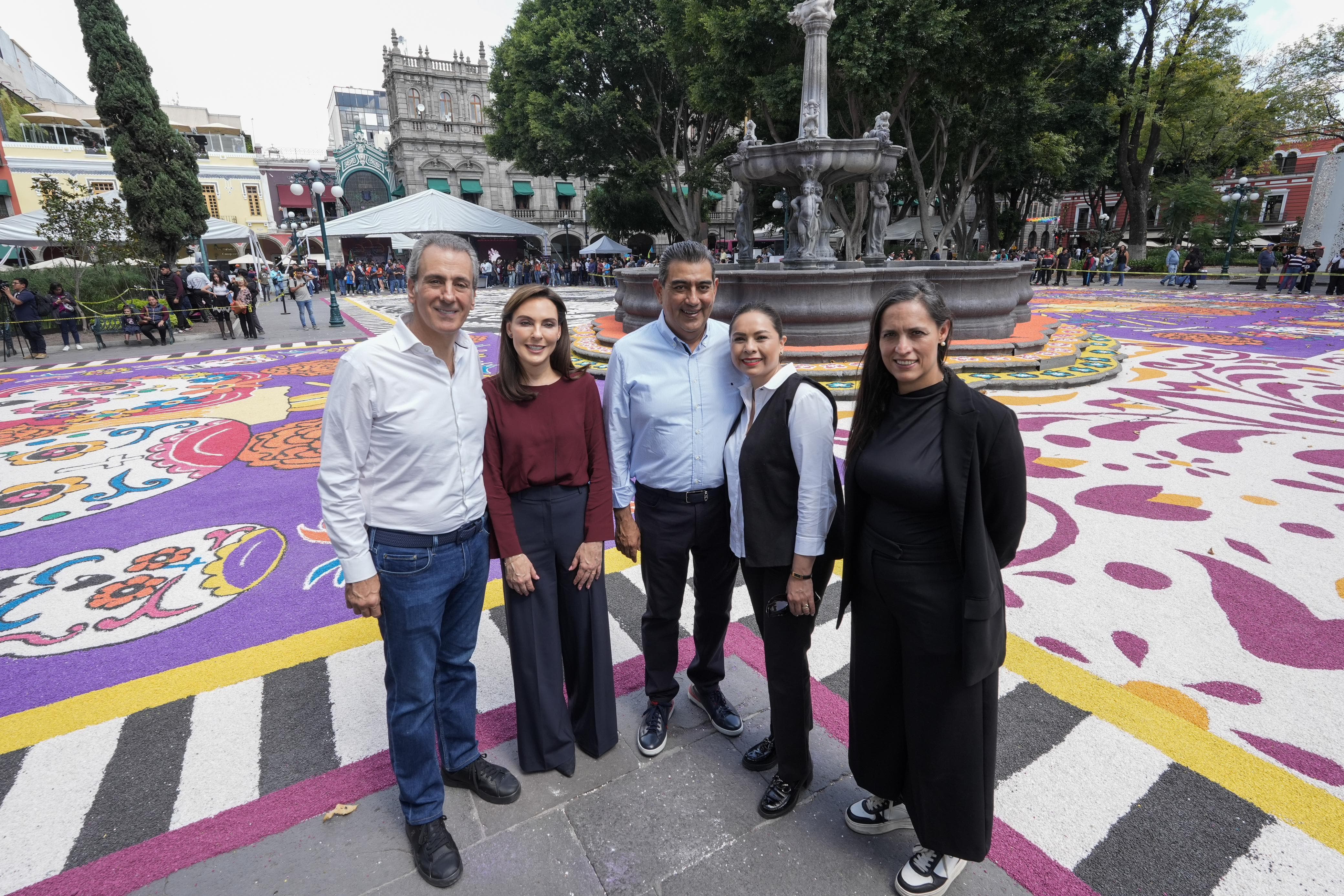 Inauguran Sergio Salomón y Pepe Chedraui primer  tapete monumental en el Zócalo