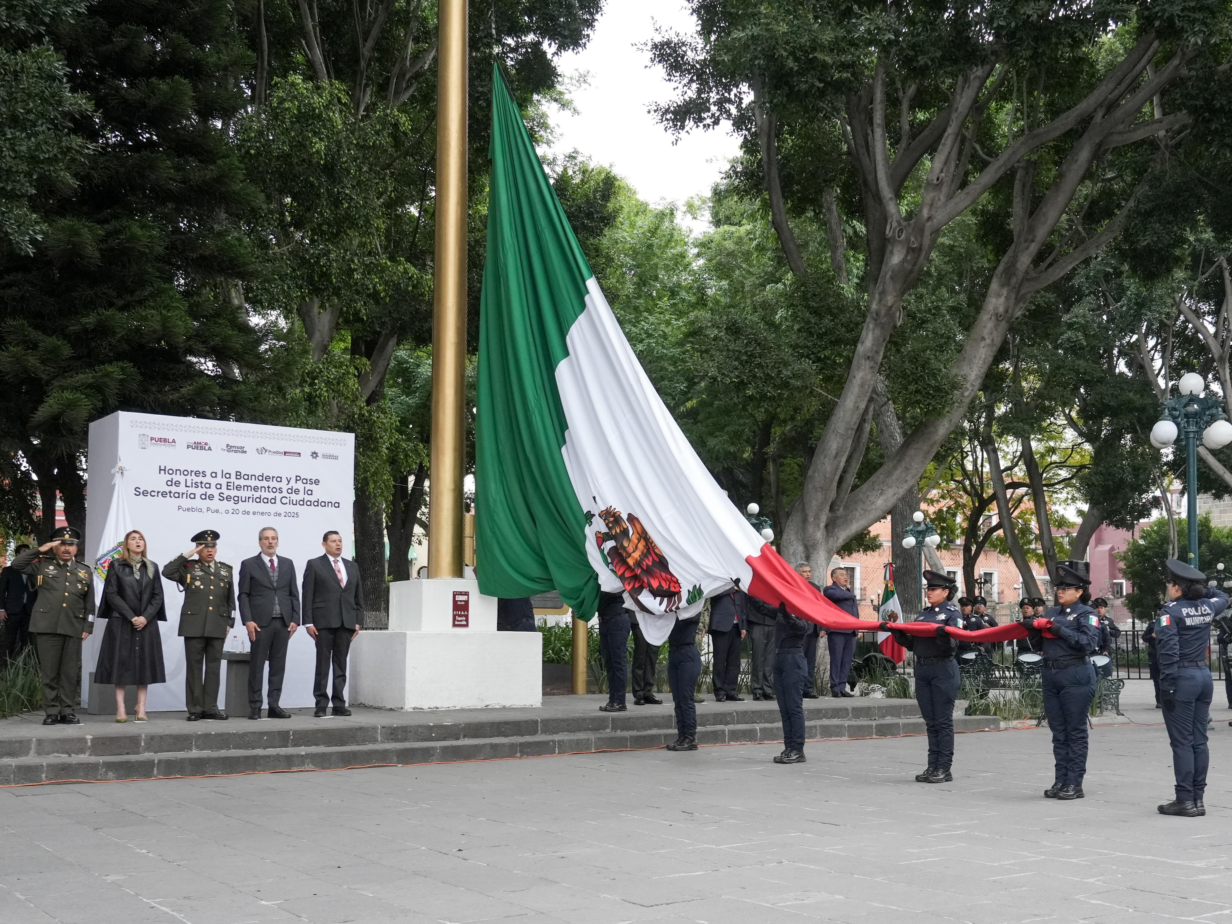 Encabezan Armenta y Chedraui pase de lista a fuerzas municipales en el Zócalo de Puebla